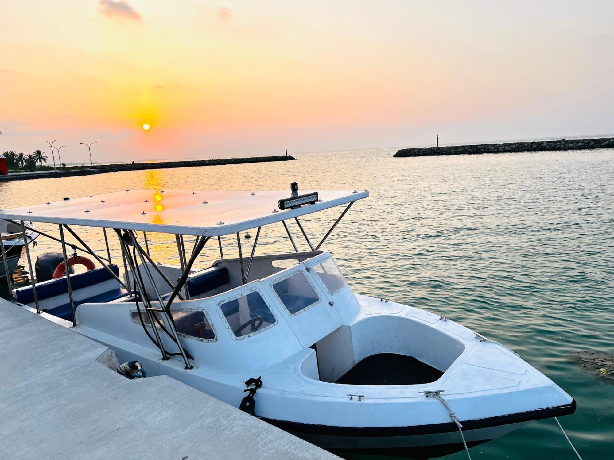 ホテル White Tern Maldives Maamigili エクステリア 写真